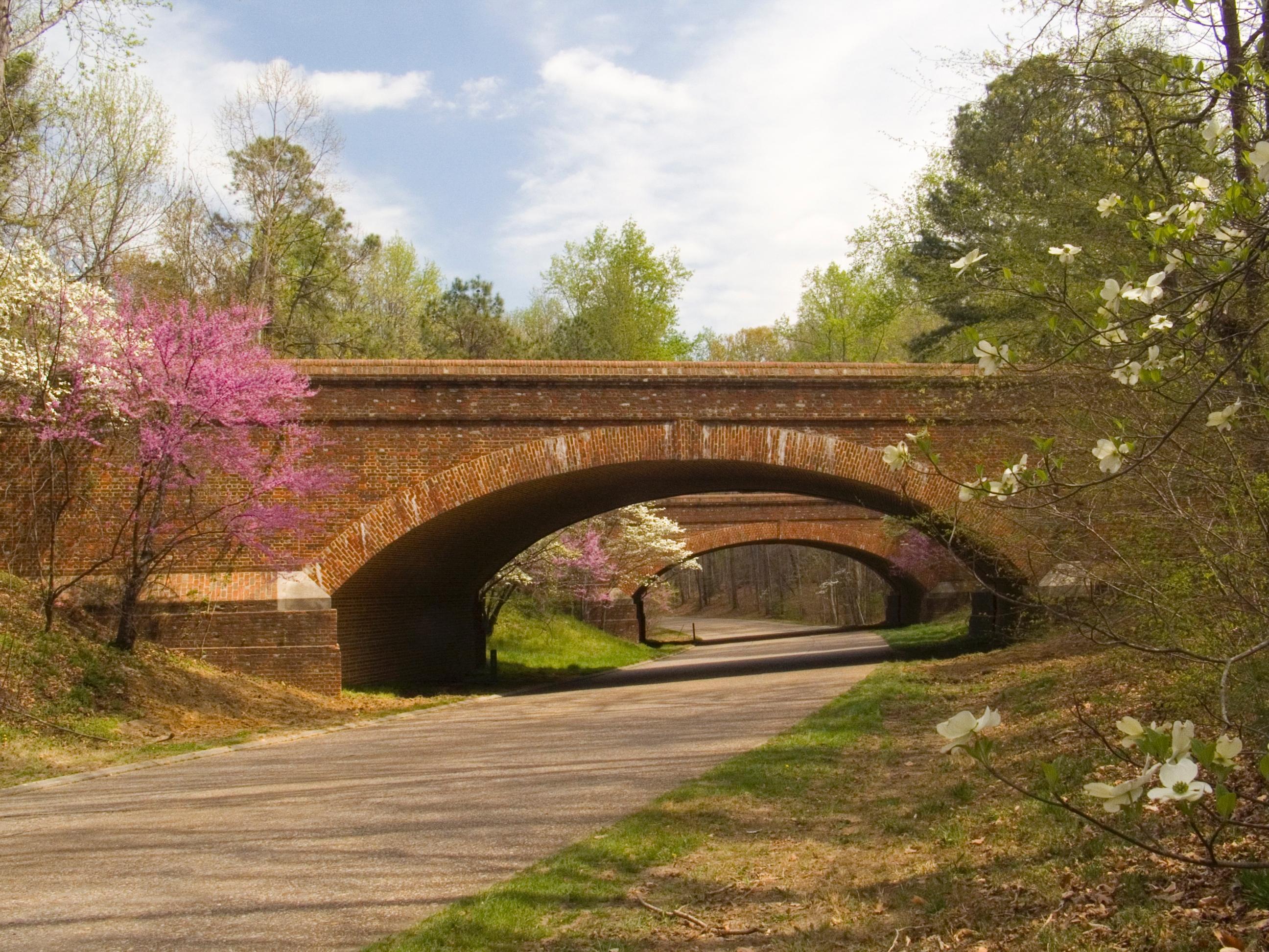 Colonial Parkway